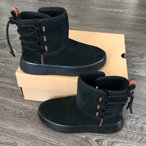 UGG CLASSIC BOOM ANKLE BOOT